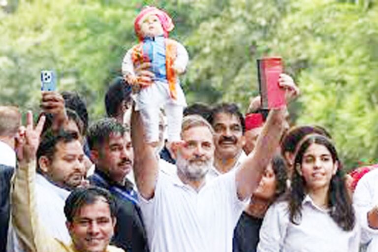 インドの野党が選挙管理委員会に抗議して最高裁判所へ行進