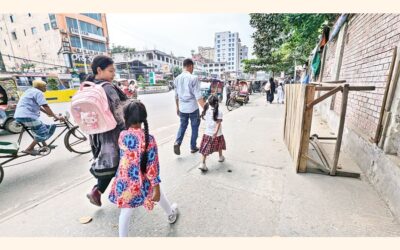 木曜日、首都ダッカのミルプール10地区では、歩行者たちが歩道を快適に利用していた。