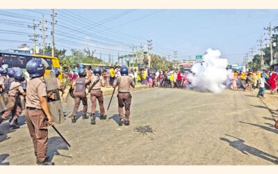 ウッタラで抗議活動を行っていた縫製工場労働者を解散させるため、警察が音響手榴弾を使用