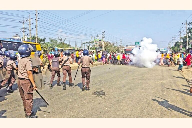 ウッタラで抗議活動を行っていた縫製工場労働者を解散させるため、警察が音響手榴弾を使用