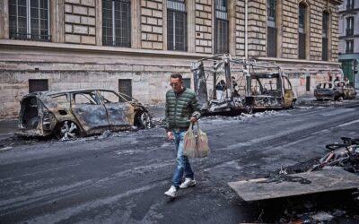 マクロン大統領の湾岸諸国訪問をめぐる批判に直面する中、フランスは夜間外出禁止令で騒乱を鎮静化させた。