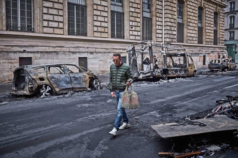 マクロン大統領の湾岸諸国訪問をめぐる批判に直面する中、フランスは夜間外出禁止令で騒乱を鎮静化させた。