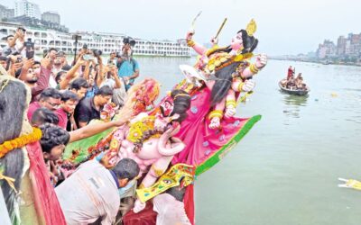 ドゥルガー・プージャーは神像の浸水式で幕を閉じる。
