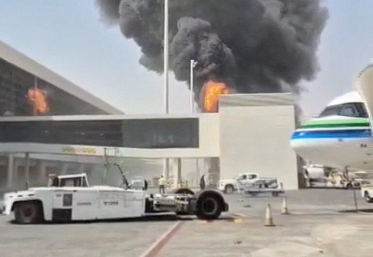 サウジアラビア空港襲撃事件：バングラデシュ人2人が熱と煙で意識不明、身元確認済み