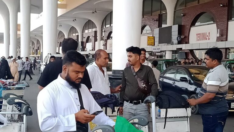 フーシ派によるサウジアラビアの空港への攻撃により、バングラデシュ発の135便が欠航となり、20,672人の乗客に影響が出た。