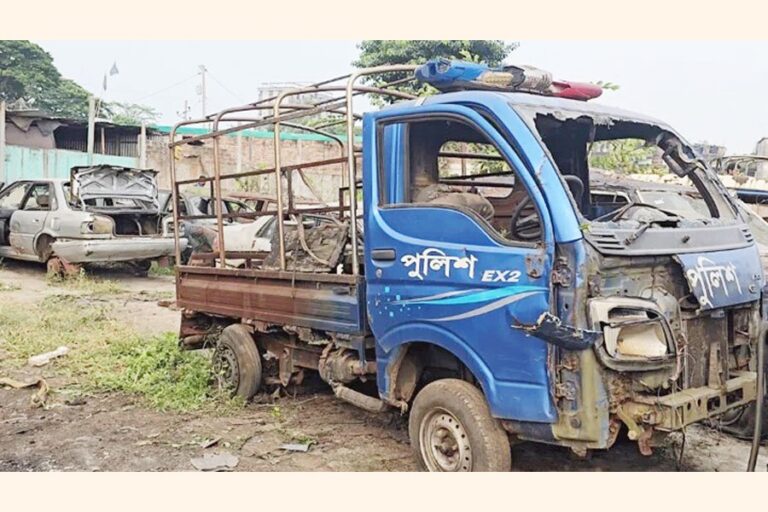 7月の暴動で6人を焼き殺すのに使われた警察車両がアシュリアで発見された。