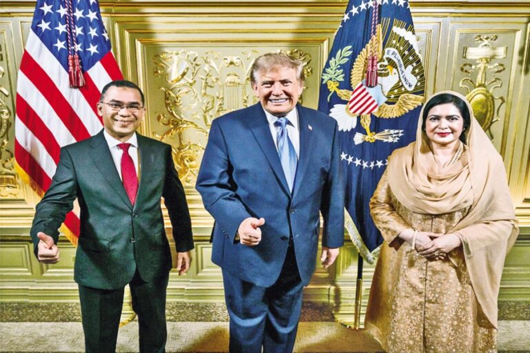 タリク首相はニューヨークでの夕食会でトランプ氏と撮った写真を公開した。